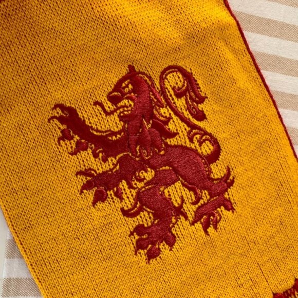 Gryffindor Embroidered Knit Scarf Making of Harry Potter Warner Bros Studio Tour - Picture 11 of 12